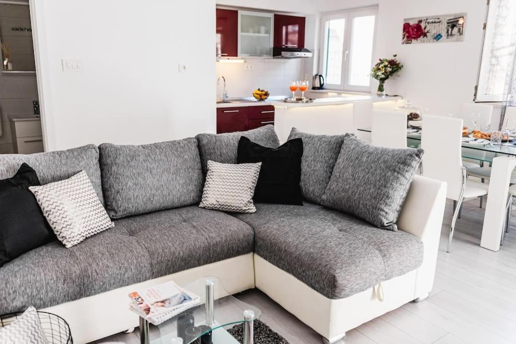 Holiday Home Marina-Renovated House In City Center روغوزنيكا المظهر الخارجي الصورة